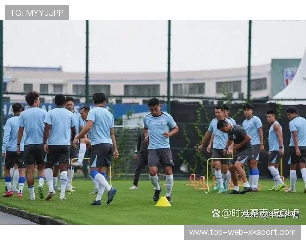 多特锋线组合的默契配合引发现场一片欢呼——速度、信任与装备的共鸣